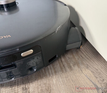 Han lämnar ett säkert avstånd när han torkar av kanterna