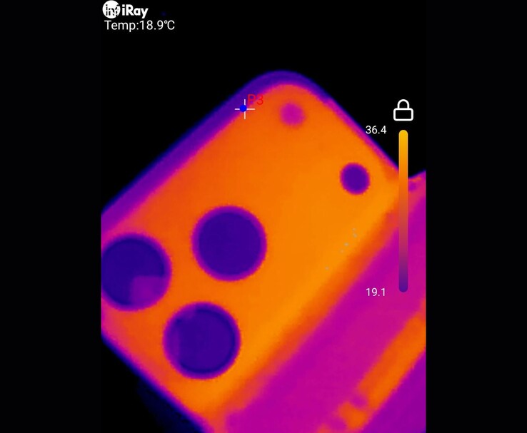 Värmebild av iPhone 17 Pro Max som visar värmefördelning runt det bakre kameraområdet (Bildkälla: u/T-K-Tronix via r/iphone)