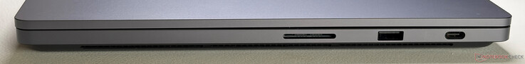 Höger: SD-kortläsare, USB-A 3.2 Gen. 1 (5 Gbps), USB-C 4.0 (40 Gbps, magnetisk, DisplayPort 2.1, Power Delivery)