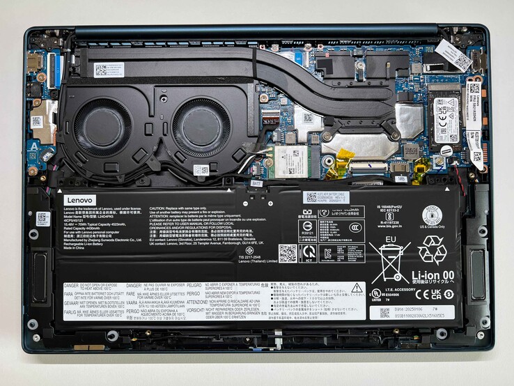 Yoga Slim 7 14AKP G10 som jämförelse. Även om de två modellerna ser identiska ut utvändigt finns det vissa skillnader invändigt