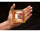 En reklambild för Microsofts Majorana 1-chip som hålls i en människas handflata (Bildkälla: Microsoft)