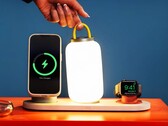 DailyObjects-laddaren kan också ladda en bärbar lampa.