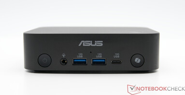 Framsida: Strömknapp, 3,5 mm ljudkombination, 2x USB TypeA 10Gbps, USB TypeC 10Gbps, Copilot genvägsknapp
