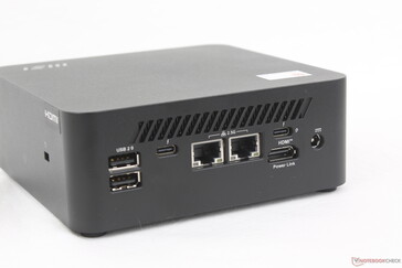 Baksida: 2x USB-A 2.0, USB-C Thunderbolt 4 med DisplayPort 2.1 + Power Delivery (15 W), 2x RJ-45 (2,5 Gbps), USB-C Thunderbolt 4 med DisplayPort 2.1 + Power Delivery (100 W), HDMI 2.1 med MSI Power Link, nätadapter