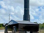 Cybertruck bredvid en SpaceX Starship-raket. (Bildkälla: NikolaBrussels/X)