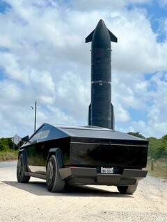 Cybertruck bredvid en SpaceX Starship-raket. (Bildkälla: NikolaBrussels/X)