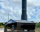 Cybertruck bredvid en SpaceX Starship-raket. (Bildkälla: NikolaBrussels/X)