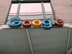 Googles logotyp på en byggnadsfasad. (Bildkälla: Hardeep Singh via Pexels)