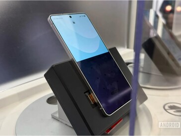 En Samsung Galaxy telefon med en nyare version av Privacy Display, som blockerar halva skärmen.