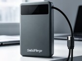 SolidForge är en solid-state powerbank med display