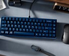 Keychron Q16 HE TMR tangentbord på ett skrivbord med övrig kringutrustning