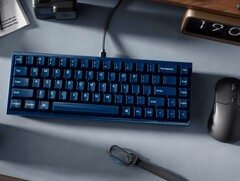 Keychron Q16 HE TMR tangentbord på ett skrivbord med övrig kringutrustning