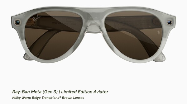 Ray-Ban Meta (Gen 3) Limited Edition Aviator med en mjölkvit, varm beige båge och bruna Transition-glas.