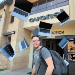 Bärbara datorer som flyger ut ur en byggnad på egen hand. Genererad med Grok (Bildkälla: Notebookcheck - Darryl Linington)