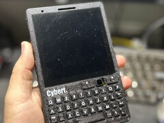 CyberT ser ut som en BlackBerry men drivs av en Raspberry Pi CM4 (Bildkälla: Carbon Computers)
