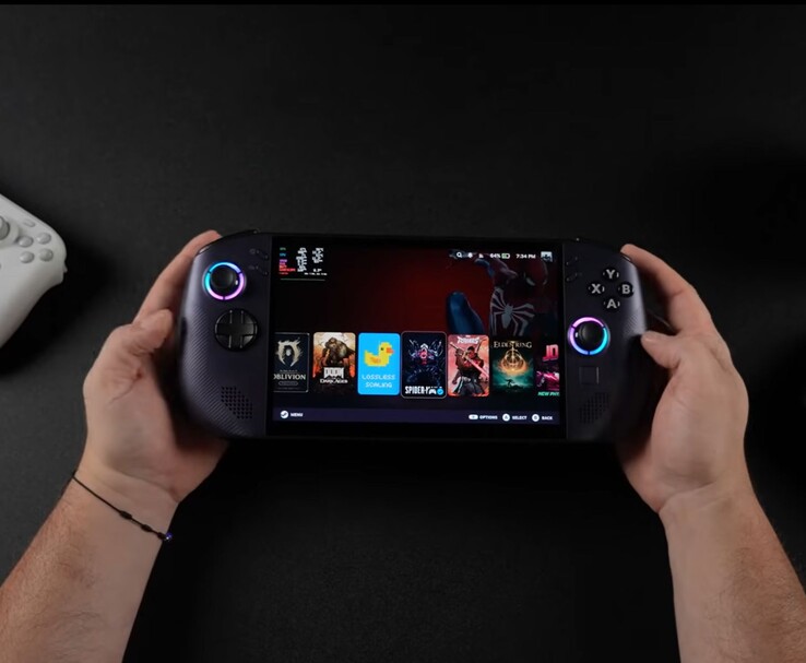 Lenovo Legion Go S handdator med SteamOS-gränssnitt som visar flera spel (Bildkälla: ETA PRIME via YouTube)