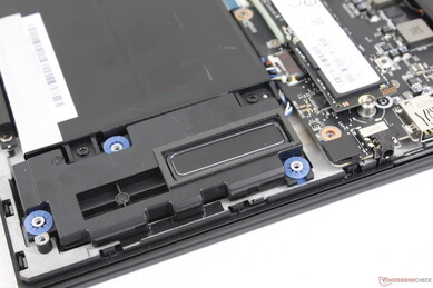 Fyra högtalare nära de främre hörnen och ytterligare två nära de bakre hörnen