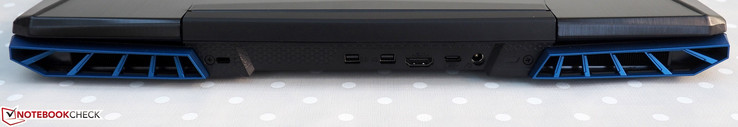Baksidan: Kensington-lås, 2 x Mini DisplayPort, HDMI, USB Typ C 3.0, Nätadapter