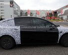 En Tesla Model Y L-prototyp upptäcktes nära Nürburgring Tyskland (Bildkälla: Carbuzz)