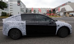 En Tesla Model Y L-prototyp upptäcktes nära Nürburgring Tyskland (Bildkälla: Carbuzz)