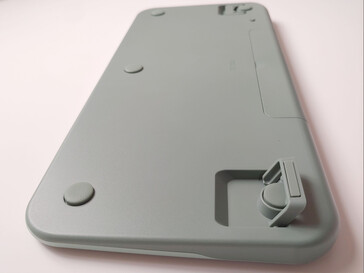 Stora gummikuddar förhindrar att tangentbordet glider. (Bildkälla: Notebookcheck.net)