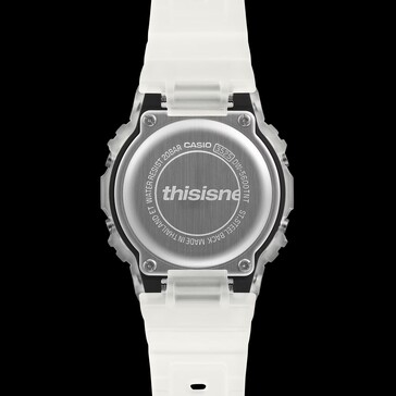 Graverad baksida på Casio G-Shock DW-5600TNT-7 med ”thisisneverthat”-logotypen.