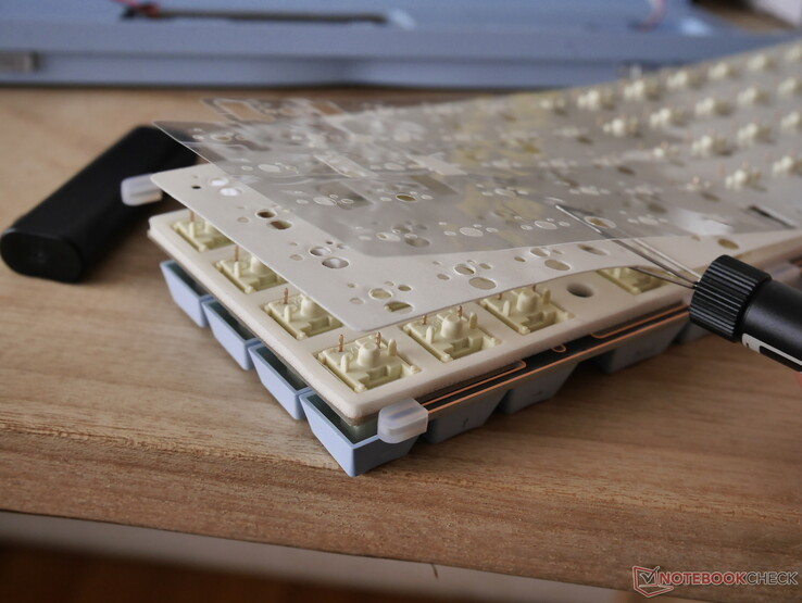 Polyuretanskum, en IXPE-omkopplarplatta och PE-filmbehandling hjälper till att forma Tide65:s ljudprofil och erbjuder anpassningsmöjligheter.