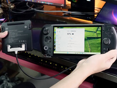 Den externa batteriförlängningskabeln för Win 5 verkar nu befinna sig i ett tidigt skede. På bilden: tillbehöret anslutet till spelhanddatorn. (Bildkälla: GPD)