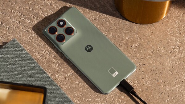 Motorola Edge 70 smartphone i Pantone Lily Pad.
