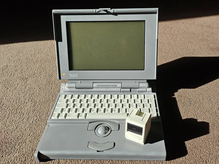Pico Mac Nano i storleksjämförelse med en Powerbook 180.
