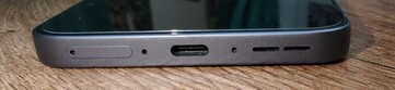Nedtill: SIM-kortplats, mikrofon, USB-C-port, mikrofon, högtalare