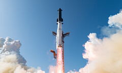 Rymdfarkosten skjuts upp. Raketen förväntas så småningom ersätta Falcon 9 som SpaceX:s arbetshäst.