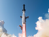 Rymdfarkosten skjuts upp. Raketen förväntas så småningom ersätta Falcon 9 som SpaceX:s arbetshäst.