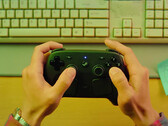 Steam Controller kommer enligt uppgift att lanseras den 4 maj 2026. På bilden: en reklambild av handkontrollen som hålls.
