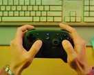 Steam Controller kommer enligt uppgift att lanseras den 4 maj 2026. På bilden: en reklambild av handkontrollen som hålls.