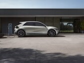 Hyundai Ioniq 5 som laddas framför en byggnad (Bildkälla: Hyundai Motor Group via Unsplash; beskuren)