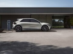 Hyundai Ioniq 5 som laddas framför en byggnad (Bildkälla: Hyundai Motor Group via Unsplash; beskuren)