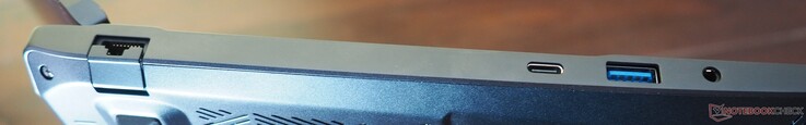 Vänster sida: RJ45-LAN, USB-C 3.2 Gen2 (DP 1.4 & PD), USB-A 3.2 Gen1, Linje in/ut