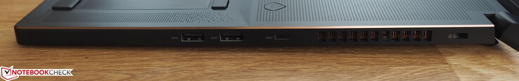 Höger sida: 2x USB-A 3.0, USB-C 3.0, Kensington-lås