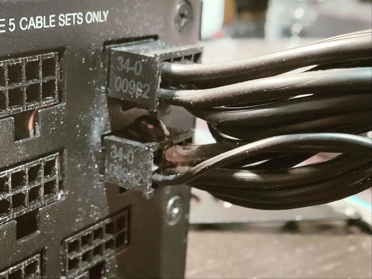Strömkabeln i nätaggregatets ände visar tecken på brännskador och kontakten har en synlig utbuktning. (Bildkälla: Roachard på Reddit)