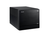 Bilden visar en vy rakt framifrån av Shuttle XPC Mini PC, som ser ut som en svart kub med en minimal design. 