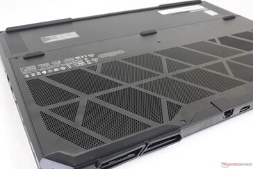 Gott om ventilationsgaller längs baksidan och bottenkåpan