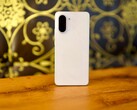 Med sitt eleganta marmorutseende och högkvalitativa hölje gör OnePlus Nord CE 5 omedelbart ett gott intryck. (Bildkälla: Notebookcheck)