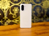 Med sitt eleganta marmorutseende och högkvalitativa hölje gör OnePlus Nord CE 5 omedelbart ett gott intryck. (Bildkälla: Notebookcheck)