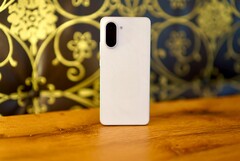 Med sitt eleganta marmorutseende och högkvalitativa hölje gör OnePlus Nord CE 5 omedelbart ett gott intryck. (Bildkälla: Notebookcheck)