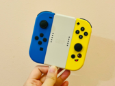 Arkivbild. En hand som håller i Joy-Cons (Bildkälla: Gwen King på Unsplash)