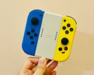 Arkivbild. En hand som håller i Joy-Cons (Bildkälla: Gwen King på Unsplash)