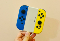 Arkivbild. En hand som håller i Joy-Cons (Bildkälla: Gwen King på Unsplash)