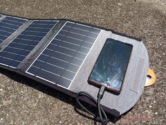 Organiskt solbatteri lagrar solljus i över 48 timmar. På bilden: Choetechs bärbara solcellsladdare (Bildkälla: Allen Ngo, Notebookcheck)