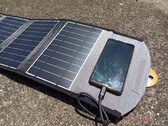 Organiskt solbatteri lagrar solljus i över 48 timmar. På bilden: Choetechs bärbara solcellsladdare (Bildkälla: Allen Ngo, Notebookcheck)